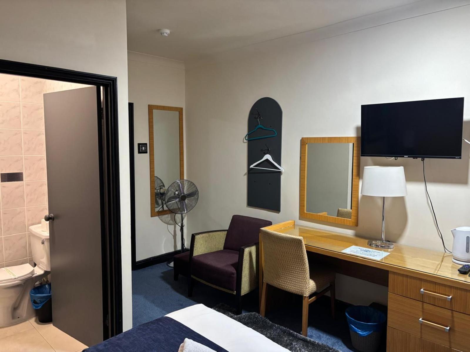 Acorn Lodge Hotel Gatwick & Parking Horley Exterior photo